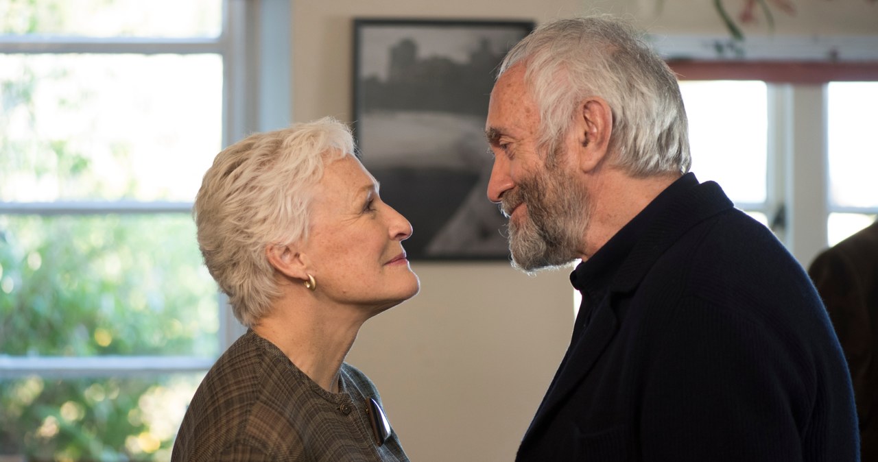 Na pierwszy rzut oka Joan (Glenn Close) i Joe (Jonathan Pryce) Castlemanowie są małżeństwem idealnym. Blisko 40 lat stażu, dwoje dojrzałych dzieci, między nimi ciepło, miłość i wzajemny szacunek. On właśnie odwiedza Sztokholm, by odebrać Nagrodę Nobla w dziedzinie literatury. Ona wiernie mu towarzyszy. Gdy jednak zamykają się drzwi do ich hotelowej sypialni, okazuje się, że Joan i Joe nie tylko świetnie się rozumieją. Razem potrafią również świetnie kłamać...