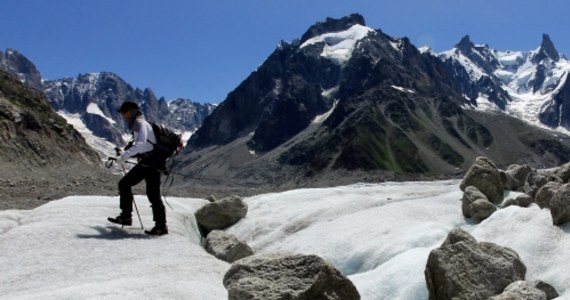 Wydawane będą specjalne pozwolenia na zdobywanie najwyższego alpejskiego szczytu Mont Blanc. Ogłosiły to lokalne władze. Ma to zmniejszyć liczbę wspinających się osób, położyć kres działaniom nielegalnych przewodników oraz zapobiec wyprawom źle zorganizowanych i wyposażonych grup amatorów alpinizmu.