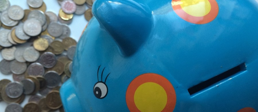 Policjanci z Olsztyna zatrzymali dwóch mężczyzn w wieku 32 i 45 lat, którzy odpowiadają za kilkanaście włamań i kradzieży. Na celowniku złodziei były m.in. przedszkola, bar mleczny, domy jednorodzinne i bankomat. 