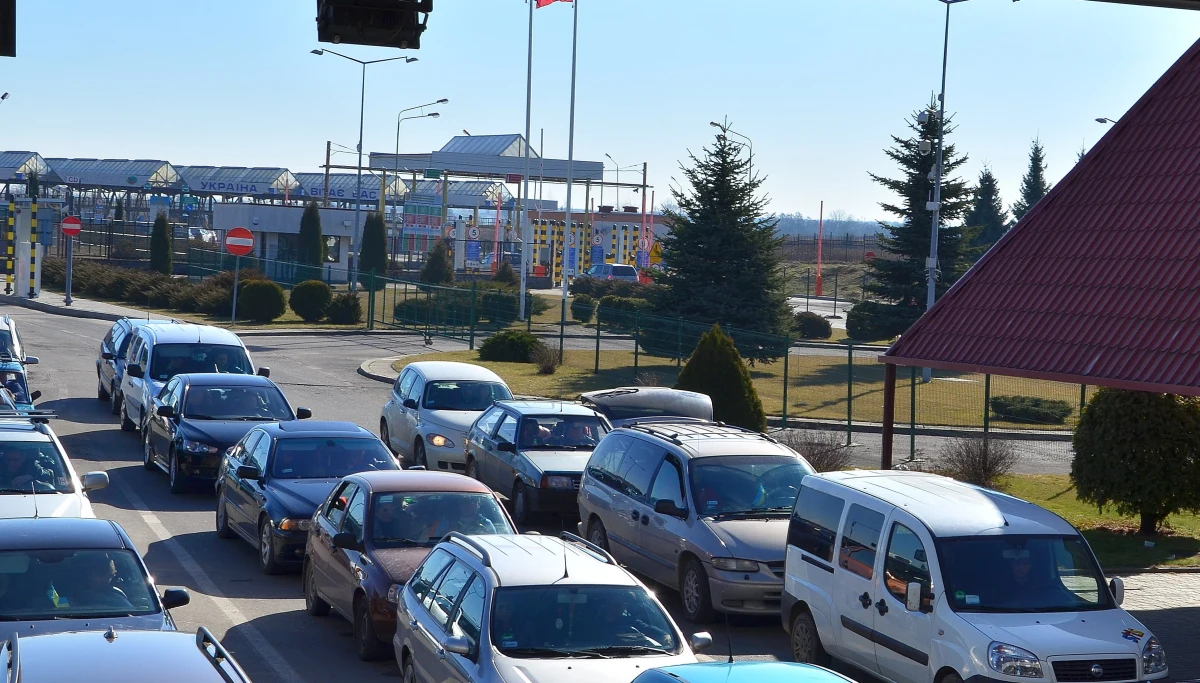 ​Kierujący osobowym renault siłowo przekroczył polsko-ukraińską granicę w Korczowej, taranując separatory, barierki i szlaban. Ze wstępnych ustaleń wynika, że mężczyzna ma nieważny niemiecki paszport.