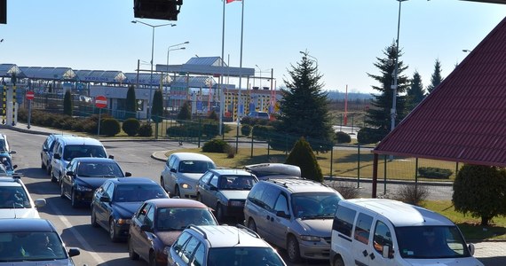 ​Kierujący osobowym renault siłowo przekroczył polsko-ukraińską granicę w Korczowej, taranując separatory, barierki i szlaban. Ze wstępnych ustaleń wynika, że mężczyzna ma nieważny niemiecki paszport.