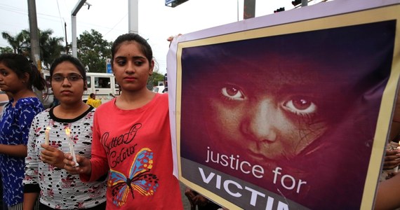 Policja w Indiach aresztowała sześć osób w związku ze zbiorowym gwałtem i brutalnym zabójstwem 9-letniej dziewczynki. 