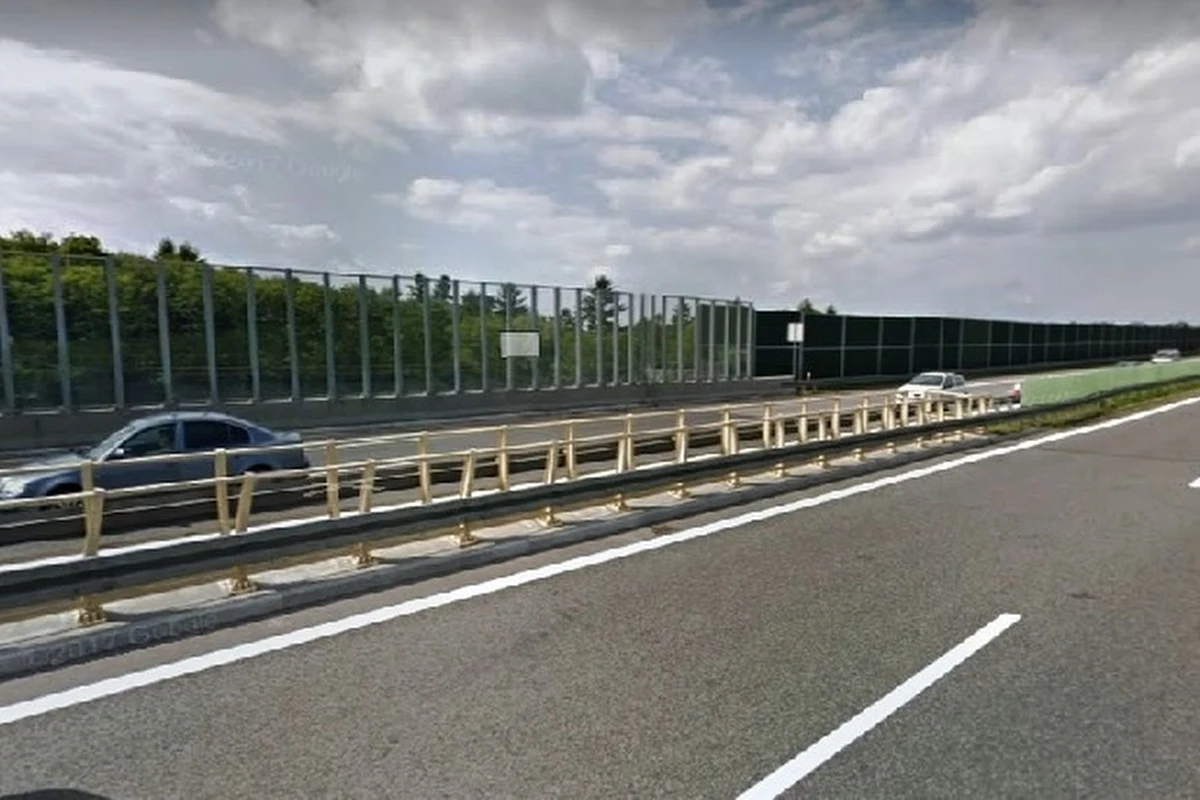 Policjanci ze Skoczowa w woj. Śląskim wyjaśniają okoliczności tragicznego wypadku, do którego doszło w nocy na drodze ekspresowej S52 w Pogórzu na granicy powiatów: cieszyńskiego i bielskiego. Zginął 36-letni mężczyzna, który spadł z wiaduktu. Ze wstępnych ustaleń wynika, że jego śmierć to skutek splotu nieszczęśliwych wypadków. 