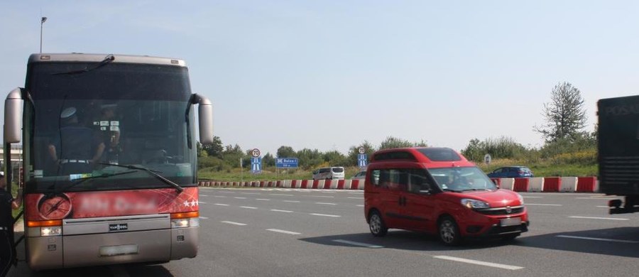 ​Krakowska policja zatrzymała ukraińskiego kierowcę autobusu, który na małopolskim odcinku autostrady A4 pomylił zjazd i postanowił cofnąć o ok. 100 metrów. Na pokładzie przewoził 43 pasażerów, w tym 19 dzieci.