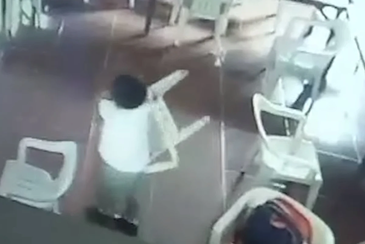 Nagranie z monitoringu z jednej ze szkół w Filipinach stało się hitem internetu. Widać na nim małego chłopca, obok którego stała nauczycielka. Włożyła do jego plecaka książki i inne przybory szkolne, po czym go obudziła. Wyrwany ze snu 4-latek chcąc wyjść z klasy założył na plecy… plastikowe krzesło. Był przekonany, że to jego plecak.