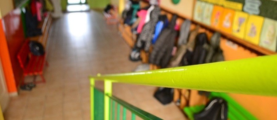 Kilkanaścioro dzieci z rodzicami czeka od poniedziałku na rozpoczęcie lekcji w szkole podstawowej w miejscowości Monkinie w województwie podlaskim. Wójt gminy Nowinka nie otworzyła placówki, bo nie ma w niej dyrektora i nauczycieli.