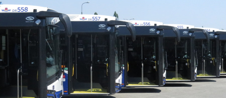 Polski rząd przejmuje 35 procent akcji znanego na całym świecie producenta autobusów Solaris. Pozostałe 65 procent przejmie hiszpańska, a dokładnie baskijska grupa CAF. Dotychczasowi właściciele i twórcy pochodzącego z Wielkopolski Solarisa - rodzina Olszewskich - postanowiła sprzedać spółkę. Tę transakcję ogłoszono w trakcie Forum Ekonomicznego w Krynicy.