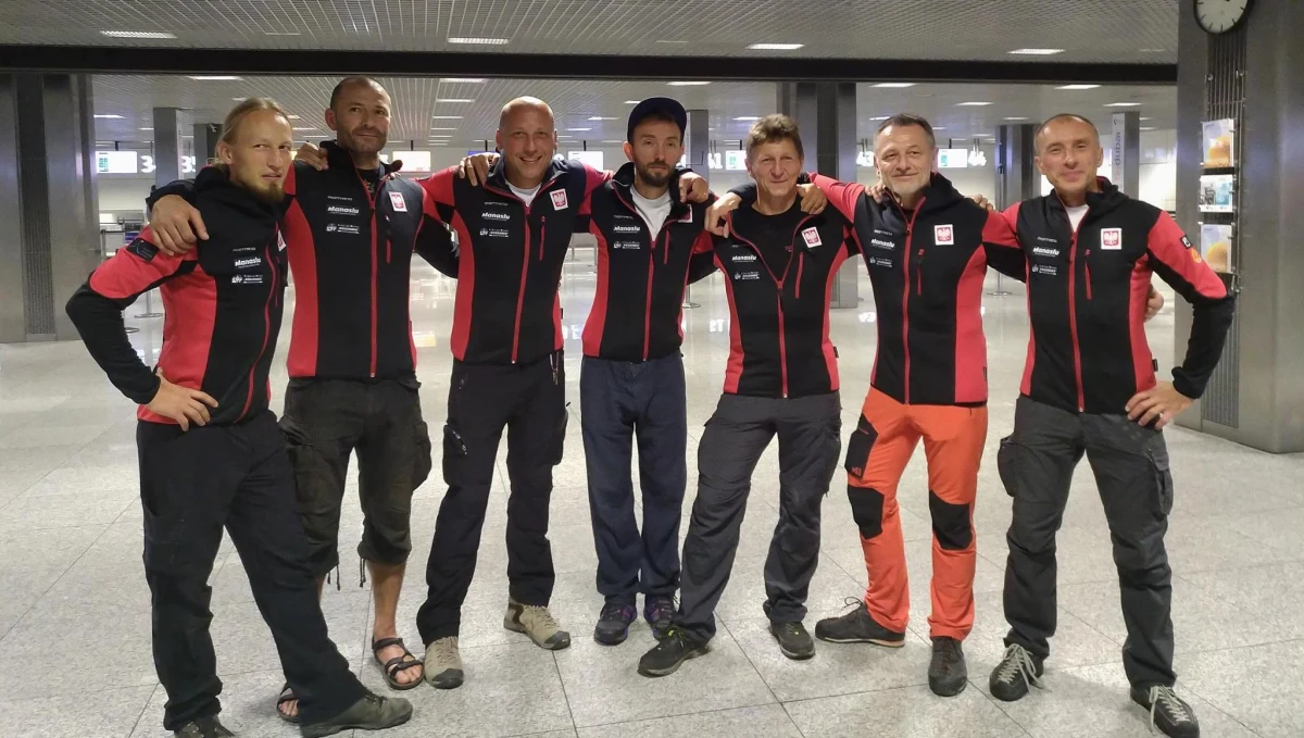 Ruszyła organizowana przez Polski Himalaizm Zimowy wyprawa na Manaslu (8156 m) w Himalajach. Nasi wspinacze są już w Nepalu i około 15 września powinni dotrzeć do bazy. Ósmy co do wysokości szczyt świata spróbuje zdobyć zespół pod kierownictwem Rafała Froni. W składzie znaleźli się także m.in. Paweł Michalski i Grzegorz Bielejec oraz mniej doświadczeni wspinacze, którzy wcześniej nie brali udziału w ekspedycjach na ośmiotysięczniki. "To najważniejszy cel, by te osoby z doświadczeniem w górach niższych zaznajomiły się z tą wysokością" - mówi dziennikarzowi RMF FM Michałowi Rodakowi Paweł Michalski. Polacy spróbują zdobyć nie tylko główny szczyt Manaslu, ale też wierzchołek wschodni (Pinnacle - 7895 m), powtarzając przejście drogą wyznaczoną 32 lata temu przez Jerzego Kukuczkę i Artura Hajzera.