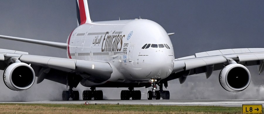 Samolot linii Emirates został objęty kwarantanną na lotnisku JFK w Nowym Jorku. Stu pasażerów, jak poinformowano, poczuło mdłości podczas lotu. Niektórzy mają gorączkę. Do szpitala trafiło 10 osób.