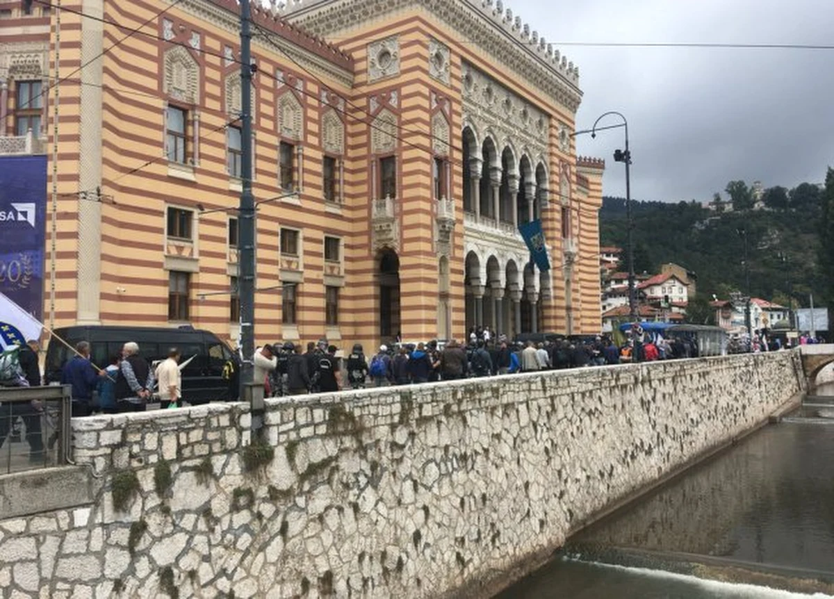 Policja i weterani wojny w Bośni w latach 1992-95 starli się w środę w Sarajewie podczas demonstracji, której uczestnicy protestowali przeciwko zbyt niskim funduszom przeznaczonym na pomoc dla dawnych żołnierzy.
