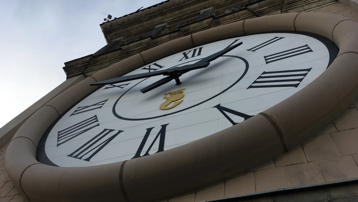 Brak czasu pokazuje, jacy naprawdę jesteśmy - przekonują naukowcy z Ohio State University i Zhejiang University w Chinach. Wyniki ich badań potwierdziły to, co intuicyjnie wyczuwamy: że w sytuacji, w której dana osoba musi podjąć natychmiastową decyzję, kieruje się instynktem i pokazuje swe prawdziwe oblicze. Jak pisze w najnowszym numerze czasopismo "Nature Communications", pod presją czasu osoby, które myślą tylko o sobie, okazują się jeszcze bardziej samolubne, a te, które na co dzień zwracają większą uwagę na innych, stają się jeszcze bardziej wspaniałomyślne.