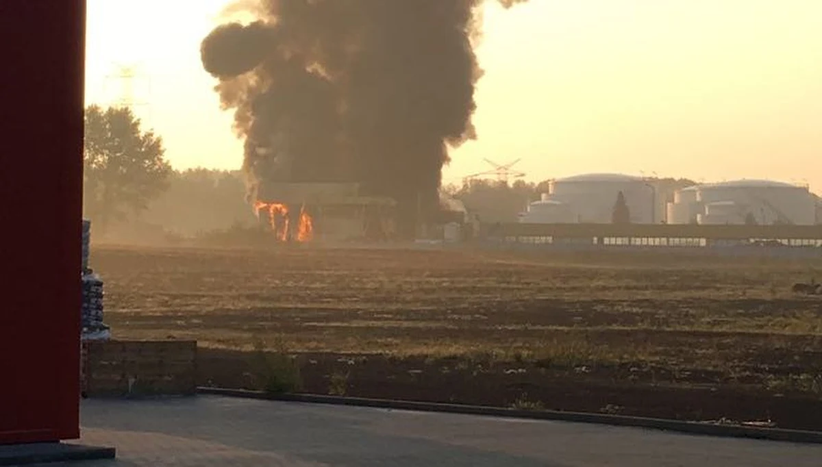 Pożar hali ze złomowanymi samochodami w Radzionkowie na Śląsku opanowany. W tej chwili na miejscu jest 16 wozów strażackich.