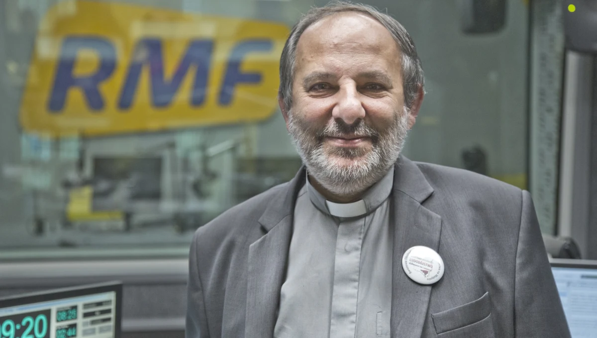 "16 lat temu mieliśmy sprawę abp. Juliusza Paetza, która nigdy nie została wyjaśniona. Tak kryto, tak tuszowano tę sprawę, że do dziś nikt nic nie wie" - zauważył w Porannej rozmowie w RMF FM ks. Tadeusz Isakowicz-Zaleski. Jego zdaniem w polskim Kościele istnieje lobby homoseksualne. "Jest to lobby może nieliczne, ale bardzo wpływowe, które powoduje, że czyny homoseksualne, które w wypadku prawa kościelnego są grzechem, przestępstwem, są tolerowane. Są tolerowane na niskim poziomie, a potem okazuje się, że ludzie, którzy odpowiadają za wiele spraw, nie tylko są homoseksualistami, ale wciągają, wykorzystując zależność służbową, inne osoby. I to jest najgorsze" - podkreślał gość Roberta Mazurka.