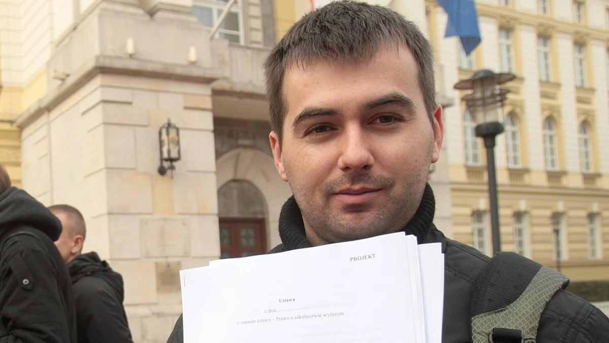 Błażej Spychalski, były pracownik centrali i klubu PiS, wieloletni współpracownik Marcina Mastalerka zastąpi Krzysztofa Łapińskiego na stanowisku rzecznika prezydenta Andrzeja Dudy - informuje portal 300POLITYKA. Informację potwierdził nasz reporter Mariusz Piekarski. Jutro Spychalski ma zostać powołany na sekretarza stanu w Kancelarii Prezydenta Andrzeja Dudy z odpowiedzialnością za nadzór nad Biurem prasowym. O terminie zmiany w Pałacu poinformował TVN24.