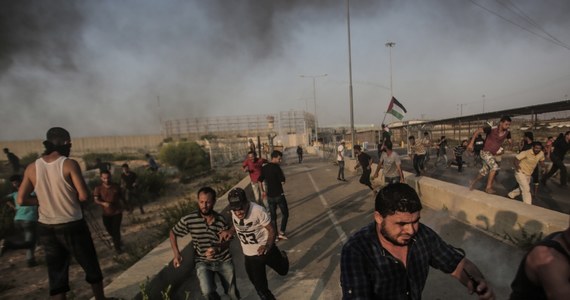 ​Izrael i kontrolujący Strefę Gazy Hamas starają się o długoterminowy rozejm, prowadząc w tej sprawie "pośrednie negocjacje" - pisze "Financial Times" powołując się na anonimowych przedstawicieli władz palestyńskich oraz na europejskich dyplomatów.