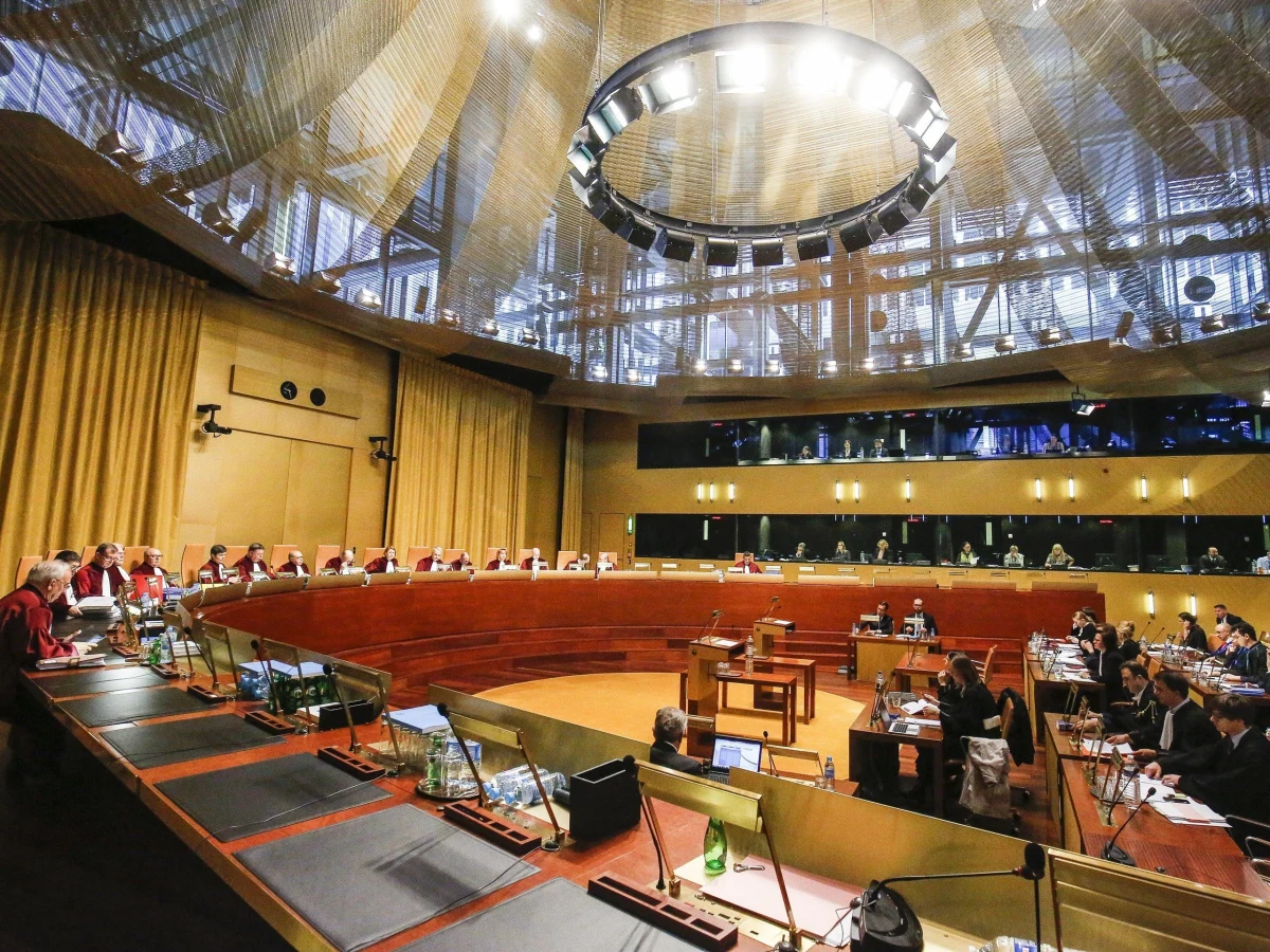 Do Trybunału Sprawiedliwości Unii Europejskiej trafiło kolejne pytanie prejudycjalne o niezawisłość sędziowską, związane z nowymi przepisami. Tym razem pytanie zadał Sąd Okręgowy w Warszawie. Zakres pytania jest zbliżony do pytania, wysłanego do Luksemburga przez sąd w Łodzi - dotyczy zgodności z Traktatem Europejskim ustaw o Sądzie Najwyższym, ustroju sądów i KRS. Trybunał wszczął już procedurę w tej sprawie.