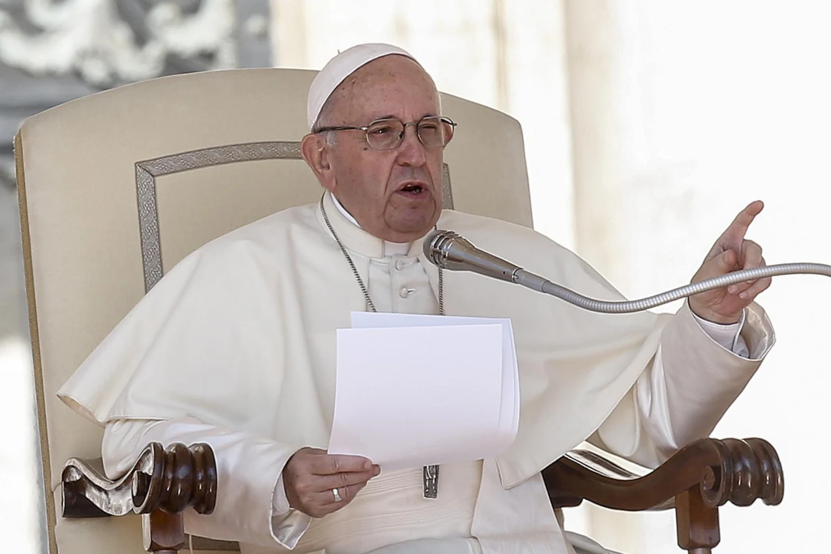 ​Papież Franciszek powiedział, że chrześcijanin nie oskarża innych, tylko siebie samego. Te słowa papieża z porannego kazania watykaniści interpretują jako nawiązanie do stawianych mu zarzutów, jakoby wiedział o czynach molestowania hierarchy z USA. W homilii w czasie mszy w kaplicy Domu Świętej Marty w Watykanie Franciszek podkreślił, że wierzący muszą uznać się za grzeszników, jak uczynił to święty Piotr i że bez tego nie można podążać po drodze życia chrześcijańskiego.