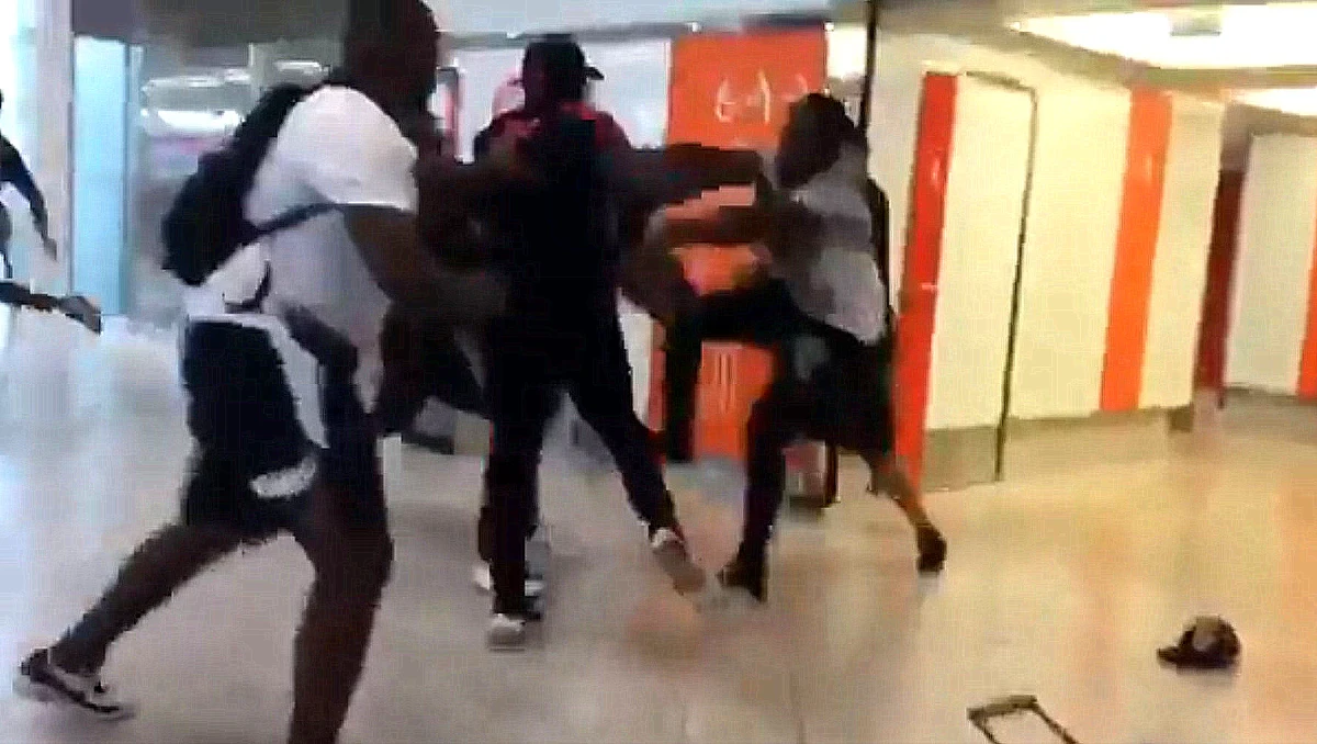 Ruszył głośny proces sławnych francuskich raperów i ich ochroniarzy, którzy ponad miesiąc temu wywołali wielką bijatykę i starcia z policją na podparyskim lotnisku Orly. Jeden z terminali został wtedy częściowo zniszczony, wiele lotów opóźniono. Wiele osób towarzyszących muzykom odniosło obrażenia, a straty materialne w zdewastowanych lotniskowych sklepach oszacowano na kilkadziesiąt tysięcy euro.