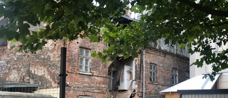 Dopiero w drugiej połowie września do swoich lokali będą mogli wrócić mieszkańcy oficyny znajdującej się obok zniszczonej kamienicy w centrum Warszawy - dowiedział się reporter RMF FM Michał Dobrołowicz. W weekend zawaliła się ściana i część dachu zabytkowego budynku przy ulicy Poznańskiej. Nadzór budowlany sprawdza teraz, jak kamienica był zabezpieczona przed tą katastrofą budowlaną. 