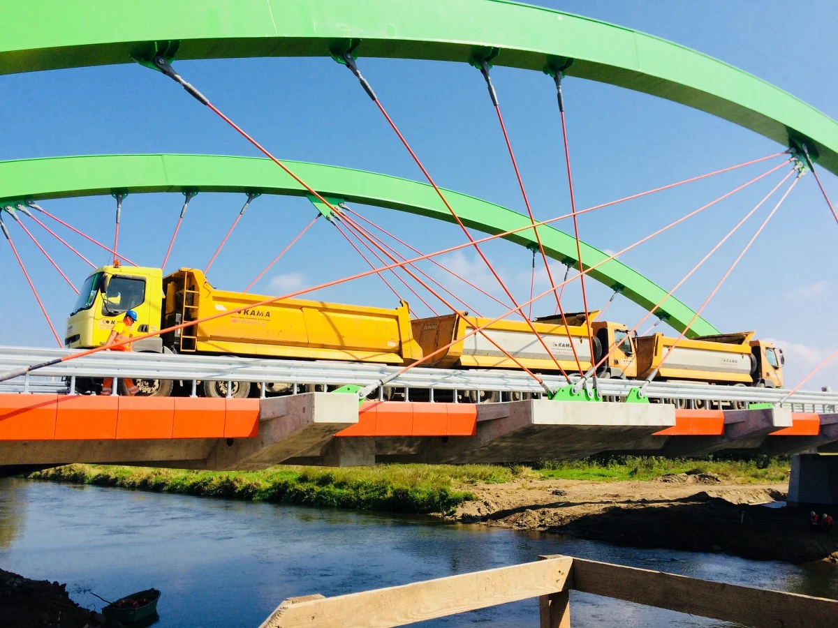 6 ciężarówek o łącznej masie niemal 200 ton sprawdzało wytrzymałość nowego mostu w Warcie na rzece o tej samej nazwie (w Łódzkiem). Przeprawa zaprojektowana jest tak, że będą mogły nią jeździć samochody o masie 50 ton. W dniu próby przęsła i podpory były poddawane ekstremalnym obciążeniom. 