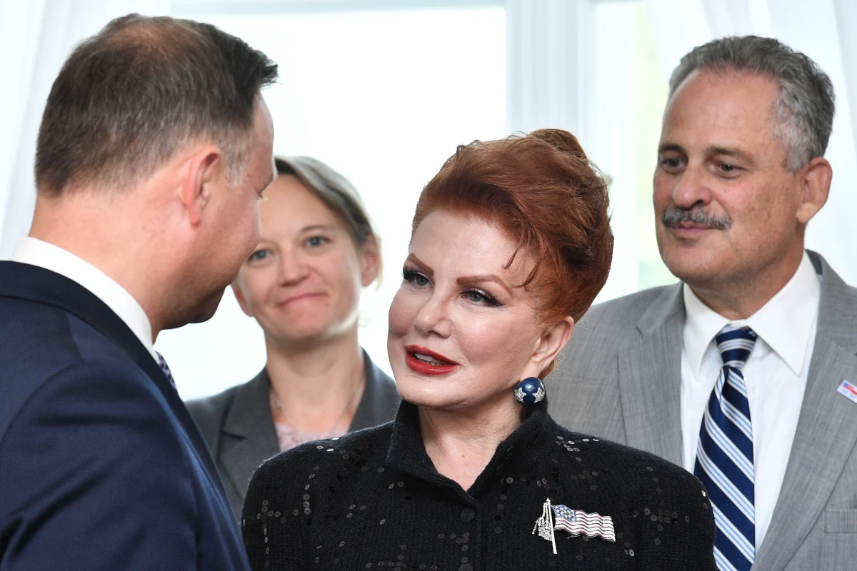 "Serdecznie witam nową ambasador USA Georgette Mosbacher, którą poznałem jako wielkiego przyjaciela Polski. Mamy zbieżne interesy, znajdujemy wspólny język" - napisał dziś na Twitterze premier Mateusz Morawiecki.