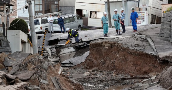 Do 16 wzrosła liczba ofiar śmiertelnych trzęsienia ziemi o magnitudzie 6,7, które w czwartek nad ranem nawiedziło południową część japońskiej wyspy Hokkaido - poinformowała telewizja publiczna NHK. Ok.30 osób uznaje się za zaginione, ponad 300  jest rannych.