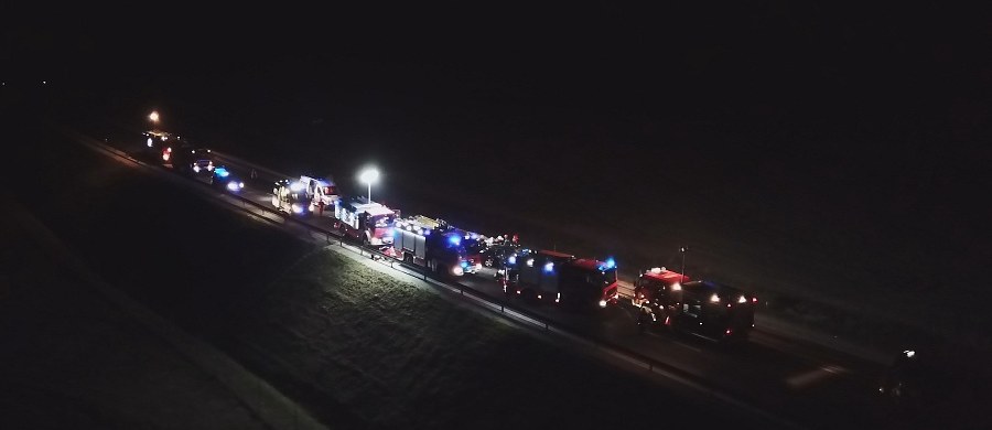 Prokuratorzy i policjanci pracują na miejscu wieczornego, tragicznego wypadku na obwodnicy Nysy. W zderzeniu dwóch samochodów osobowych zginęło pięć osób, w tym 3 letnie dziecko. 