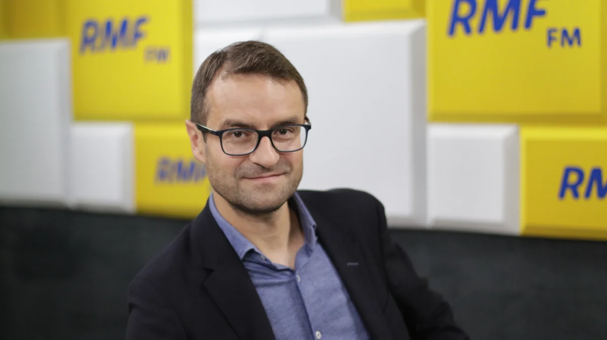 „To decyzja pana prezydenta. Mam przekonanie, że na pewno dobrze przemyślana” –  tak w Porannej Rozmowie w RMF FM Tomasz Poręba ocenił wybór Błażeja Spychalskiego na stanowisko rzecznika Kancelarii Prezydenta RP. Dopytywany przez Roberta Mazurka czy w kandydaturze Błażeja Spychalskiego nie przeszkadza fakt, że wcześniej pracował w ciepłownictwie i jest znany „tylko z publicznego obrażania dziennikarzy”, stwierdził: "Pozwólmy prezydentowi decydować o ludziach, którzy dla niego pracują" i życzył następcy Krzysztofa Łapińskiego "dobrych wypowiedzi”. 