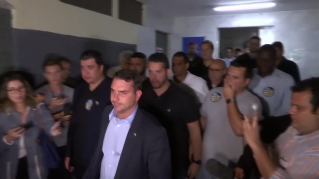 Ubiegający się o urząd prezydenta Brazylii Jair Bolsonaro w czwartek został zaatakowany nożem podczas wiecu wyborczego. Po dwugodzinnej operacji jest w stanie stabilnym.

Jest silny jak nigdy dotąd, jest przytomny, rozmawia z humorem jak zwykle - powiedział po operacji syn Jaira Bolsonaro.