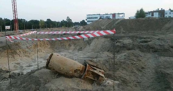 Bombę o wadze około 250 kg znaleziono na budowie na terenie dawnej radzieckiej jednostki wojskowej na osiedlu JAR w Toruniu. Dziś zarządzono ewakuację mieszkańców z 12 bloków oraz ze znajdujących się w nich lokali usługowych. Do pracy przystąpili saperzy, którzy wywieźli niewypał w celu jego zneutralizowania.
