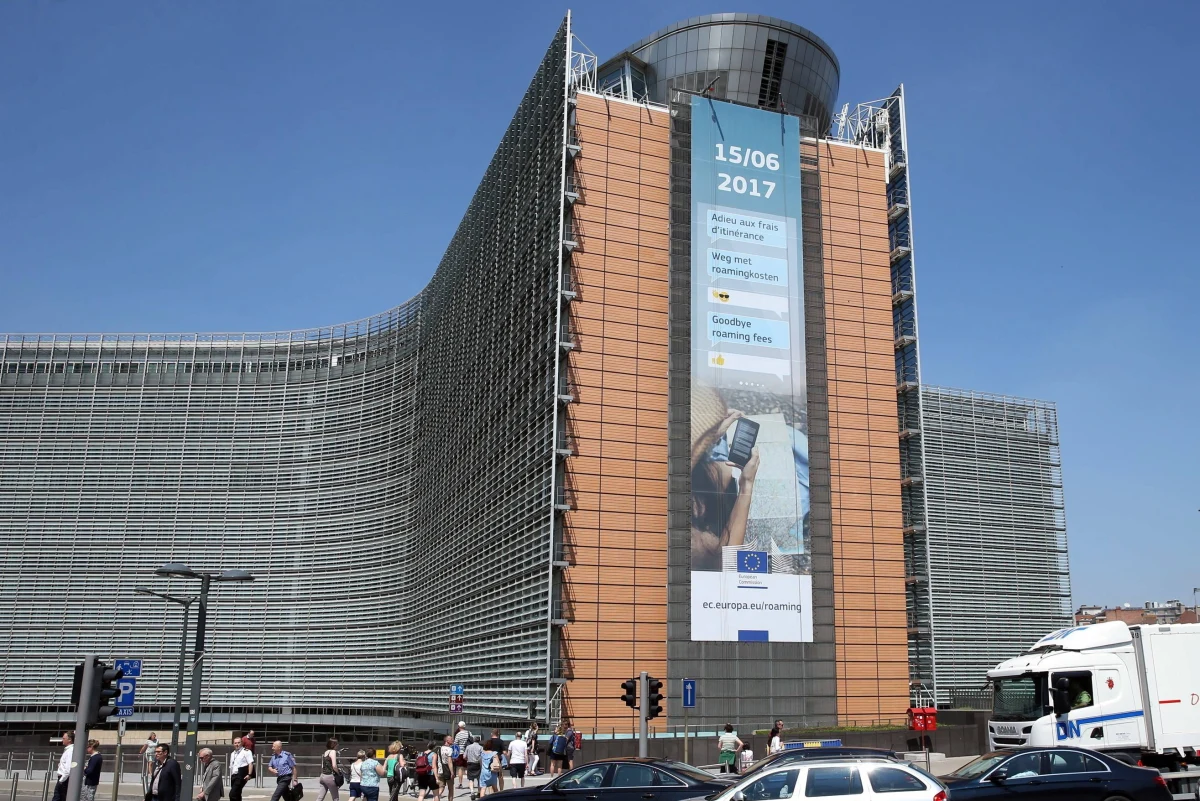 ​Europosłowie rządzącej na Węgrzech konserwatywnej partii Fidesz podejrzewają, że w Parlamencie Europejskim zostanie zastosowany trik podczas głosowania nad rezolucją w sprawie Węgier - pisze w piątek prorządowy dziennik węgierski "Magyar Idoek". "Jak powiedział (europoseł Europejskiej Partii Ludowej z ramienia Fideszu) Tamas Deutsch, zaczęły się machinacje, w których chodzi o to, czy podczas głosowania nad rezolucją trzeba wliczać głosy wstrzymujące się" - czytamy w dzienniku. Gazeta pisze, że zdaniem Deutscha traktat podstawowy UE stanowi, iż głosy wstrzymujące się należy wliczać przy głosowaniu.