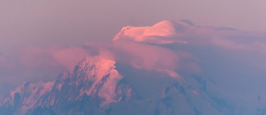 Spór wokół zapowiedzi wprowadzenia oficjalnych pozwoleń na zdobywanie najwyższego alpejskiego szczytu – Mont Blanc. Wybuchł konflikt pomiędzy władzami okolicznych kurortów.