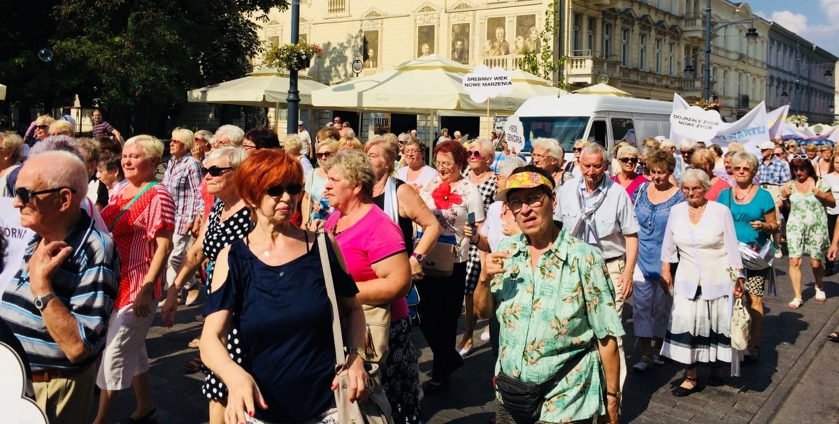 Srebrne chusty, flagi i kwiaty we włosach – to symbole tegorocznej Parady Seniorów, która przeszła ulicą Piotrkowską w Łodzi. 