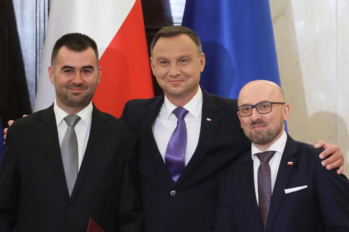 Prezydent Andrzej Duda powołał Błażeja Spychalskiego na funkcję sekretarza stanu w Kancelarii Prezydenta, odwołując wcześniej z tej funkcji Krzysztofa Łapińskiego, który był jego rzecznikiem. Przychodzi nowy minister, ale jednocześnie stary i wypróbowany kolega, przyjaciel - powiedział prezydent  podczas uroczystości. 