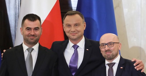 Prezydent Andrzej Duda powołał Błażeja Spychalskiego na funkcję sekretarza stanu w Kancelarii Prezydenta, odwołując wcześniej z tej funkcji Krzysztofa Łapińskiego, który był jego rzecznikiem. Przychodzi nowy minister, ale jednocześnie stary i wypróbowany kolega, przyjaciel - powiedział prezydent  podczas uroczystości. 