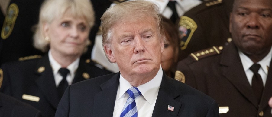 Prezydent USA Donald Trump powiedział w piątek dziennikarzom na pokładzie Air Force One, że wezwał prokuratora generalnego Jeffa Sessionsa do śledztwa w sprawie "New York Timesa", który zamieścił materiał anonimowego przedstawiciela administracji o "ruchu oporu" w Białym Domu.