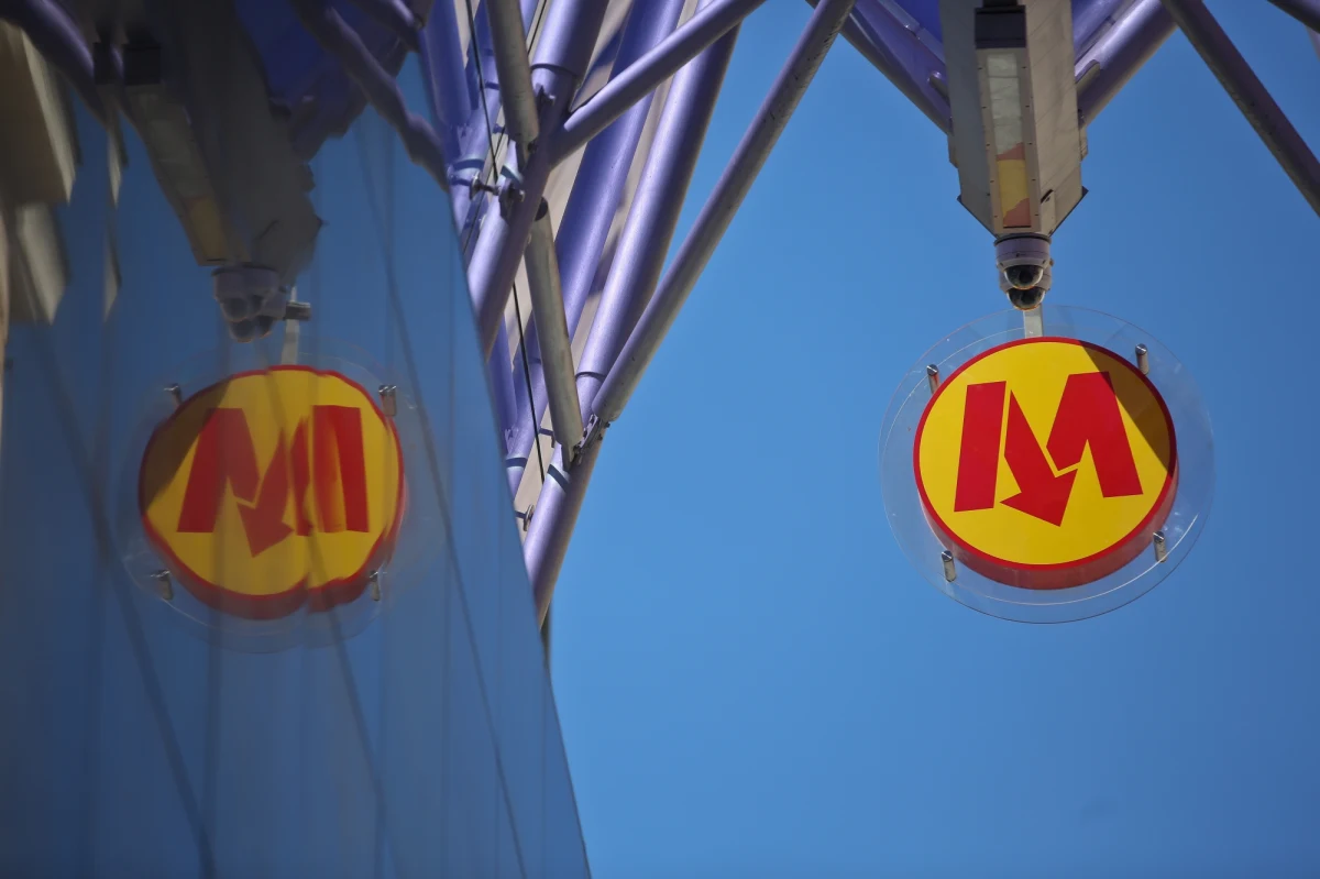 Jedna osoba trafiła do szpitala po tym, jak w wagonie metra linii M1 doszło do bójki z użyciem noża - poinformowała Komenda Stołeczna Policji. W trakcie oględzin metro kursowało z pominięciem niektórych stacji.