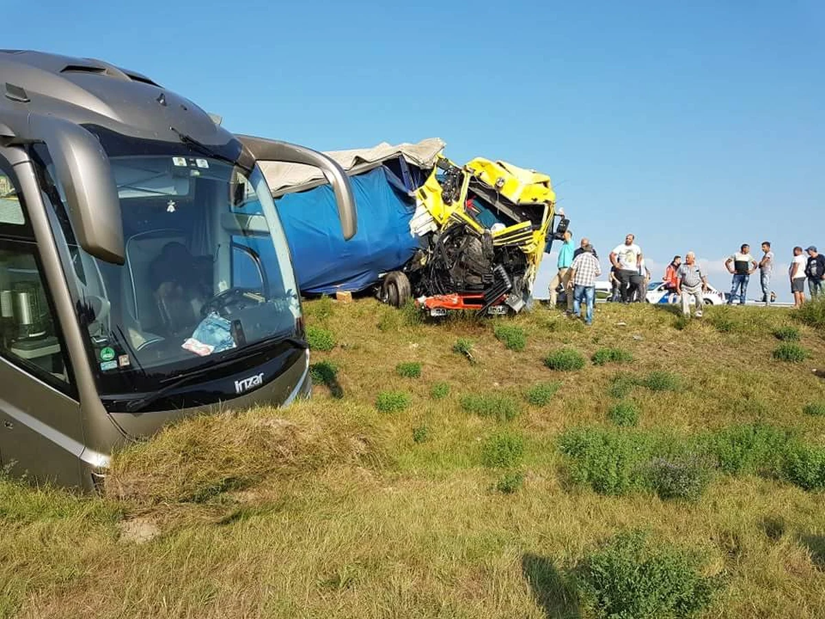 Dwie osoby zostały ranne w wypadku polskiego autokaru na Węgrzech. Autobus zderzył się z tirem przy granicy z Serbią.