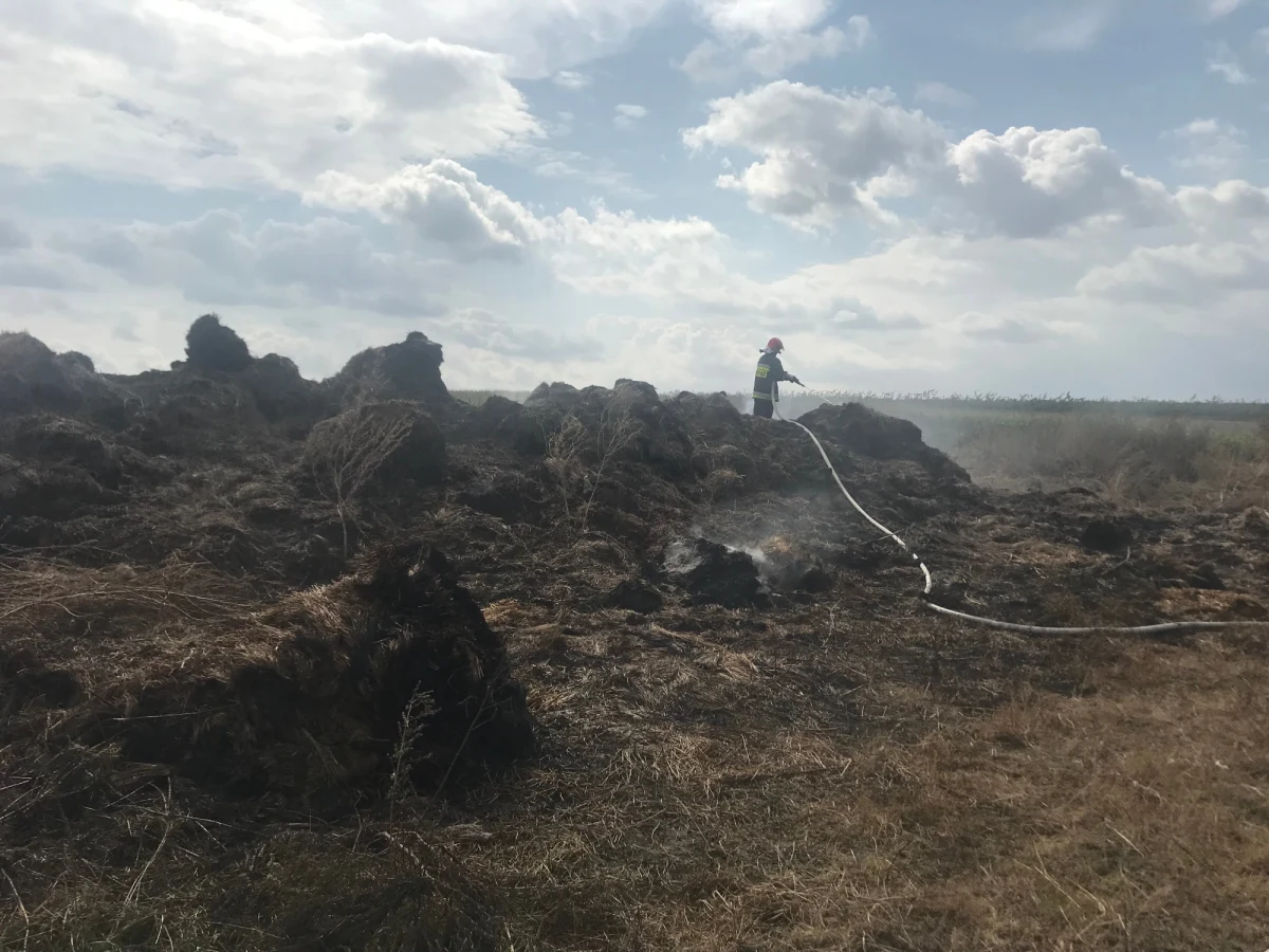 Smród spalenizny dręczy od niedzieli mieszkańców Kłodnicy Górnej w gminie Borzechów na Lubelszczyźnie. Skład zbelowanej słomy pali się codziennie. 