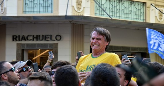 ​Wznowienie kampanii przez Jaira Bolsonaro, kandydata skrajnej prawicy w wyborach prezydenckich w Brazylii, który doznał poważnych ran kłutych po ataku nożownika w czwartek," jest mało prawdopodobne przed I turą" - ocenił w piątek jego syn Flavio na Facebooku.