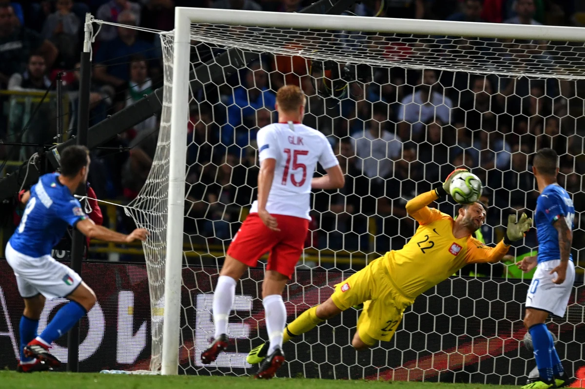 Reprezentacja Włoch popełniła zbyt wiele błędów w meczu z Polską (1:1) - ocenili zgodnie włoscy komentatorzy po spotkaniu piłkarskiej Ligi Narodów w Bolonii. Jak podkreślano, remis nie poprawił nastrojów, a drużyna do końca nie podniosła się po paśmie niepowodzeń.