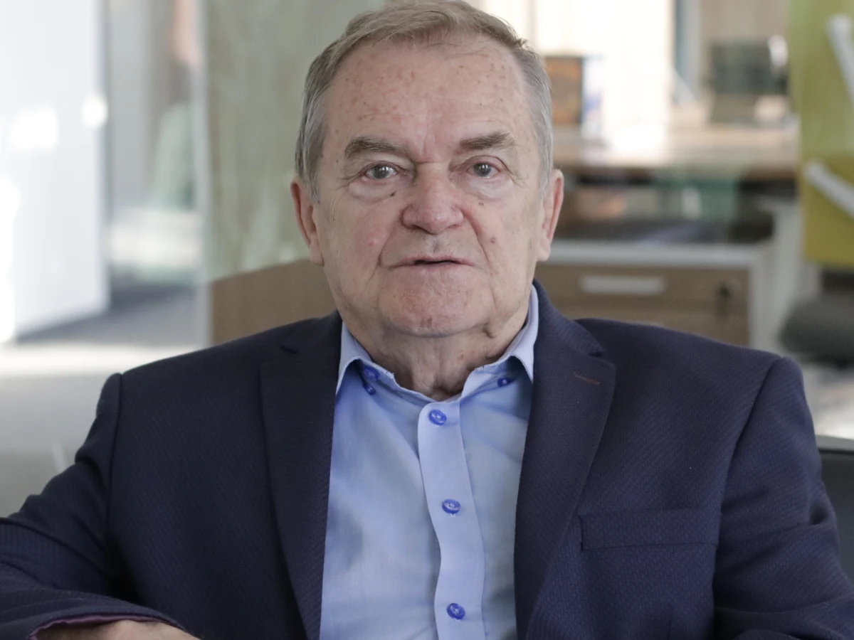 Polskim sądom nie grozi paraliż - przyznał sędzia KRS Wiesław Johann, Gość Krzysztofa Ziemca w RMF FM, zapytany o kolejne przypadki pytań prejudycjalnych kierowanych przez polskie sądy do Trybunału Sprawiedliwości Unii Europejskiej i możliwy paraliż sądownictwa. Sądy "pracują normalnie, wykonują to, co do sądów należy" - podkreślił . Zdaniem doradcy Andrzeja Dudy, "wymiar sprawiedliwości poradzi sobie z tymi wszystkimi meandrami, z którymi mamy w tej chwili do czynienia". Pytany przez Krzysztofa Ziemca o to, czy sam wysłałby pytania prejudycjalne do TSUE, odparł: "Nie". "Jeżeli my będziemy biegali z najprostszymi sprawami do TSUE czy do Trybunału w Strasburgu, to jest to głębokie nieporozumienie" - ocenił.