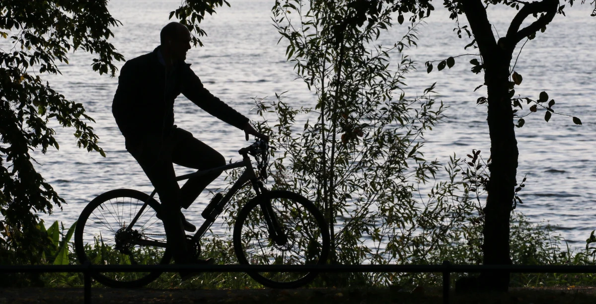 Ci, którzy liczyli na ciepły i słoneczny weekend, srogo się zawiodą. W sobotę dużo chmur w całym kraju i możliwe burze. W niedzielę podobnie. Poniedziałek jednak powita nas dość słonecznie. Zobacz najnowszą prognozę pogody.