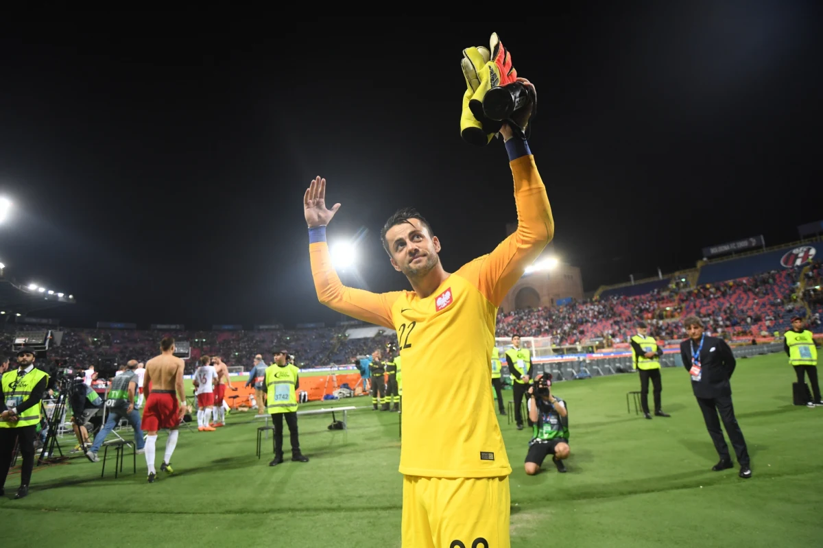 Łukasz Fabiański i Wojciech Szczęsny rozegrają po dwa mecze w piłkarskiej Lidze Narodów. Decyzję przekazał im selekcjoner reprezentacji Polski Jerzy Brzęczek jeszcze przed piątkowym meczem w Bolonii z Włochami, zakończonym remisem 1:1.