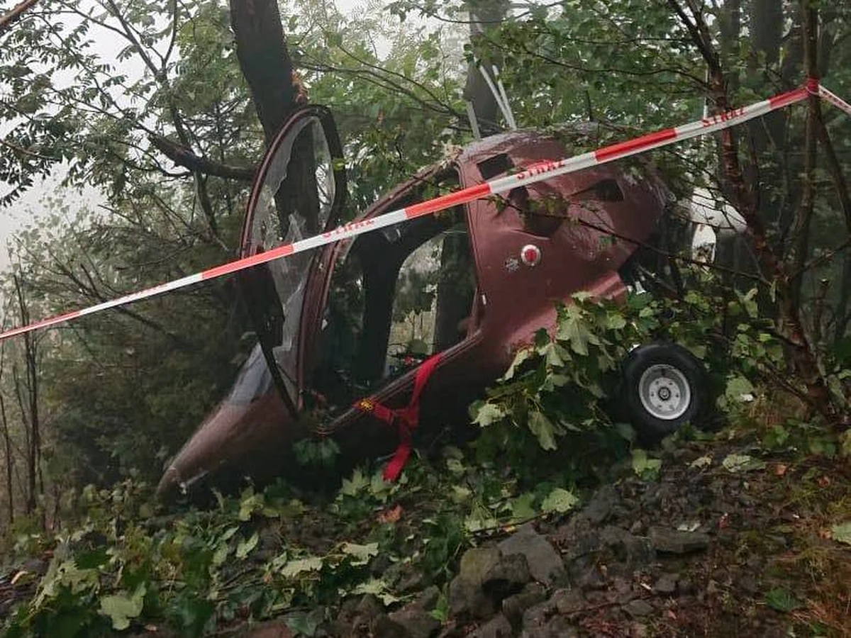 Wypadek lotniczy w Wilkowicach w Śląskiem. Na ziemię spadł tam wiatrakowiec. Dwie osoby zostały ranne.