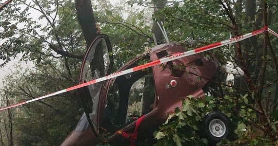 Wypadek lotniczy w Wilkowicach w Śląskiem. Na ziemię spadł tam wiatrakowiec. Dwie osoby zostały ranne.