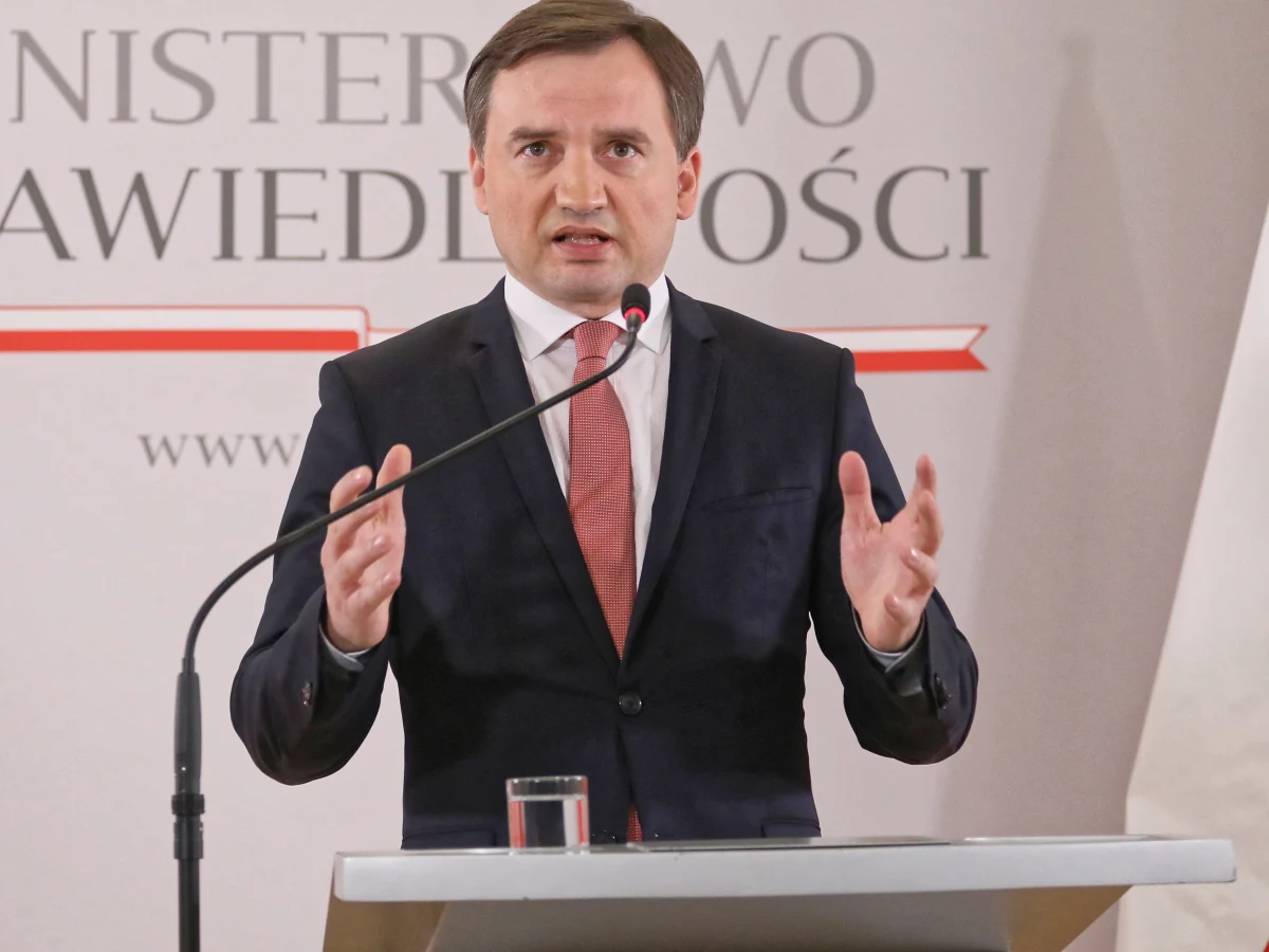 Samolot z Dariuszem Przywieczerskim, skazanym w 2005 roku w aferze FOZZ na więzienie i poszukiwanym listem gończym, o godzinie 13:15 wylądował na lotnisku w Warszawie. Były szef Uniwersalu został zatrzymany na Florydzie. W 2005 roku został skazany przez warszawski sąd na 3,5 roku więzienia w związku z aferą FOZZ.