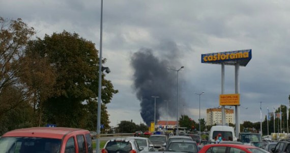 Kłęby czarnego dymu pojawiły się w sobotę po południu nad Rumią w województwie Pomorskim. W ogniu stanął styropian i granulat na terenie fabryki kotłów. Informację dostaliśmy na Gorącą Linię RMF FM. 