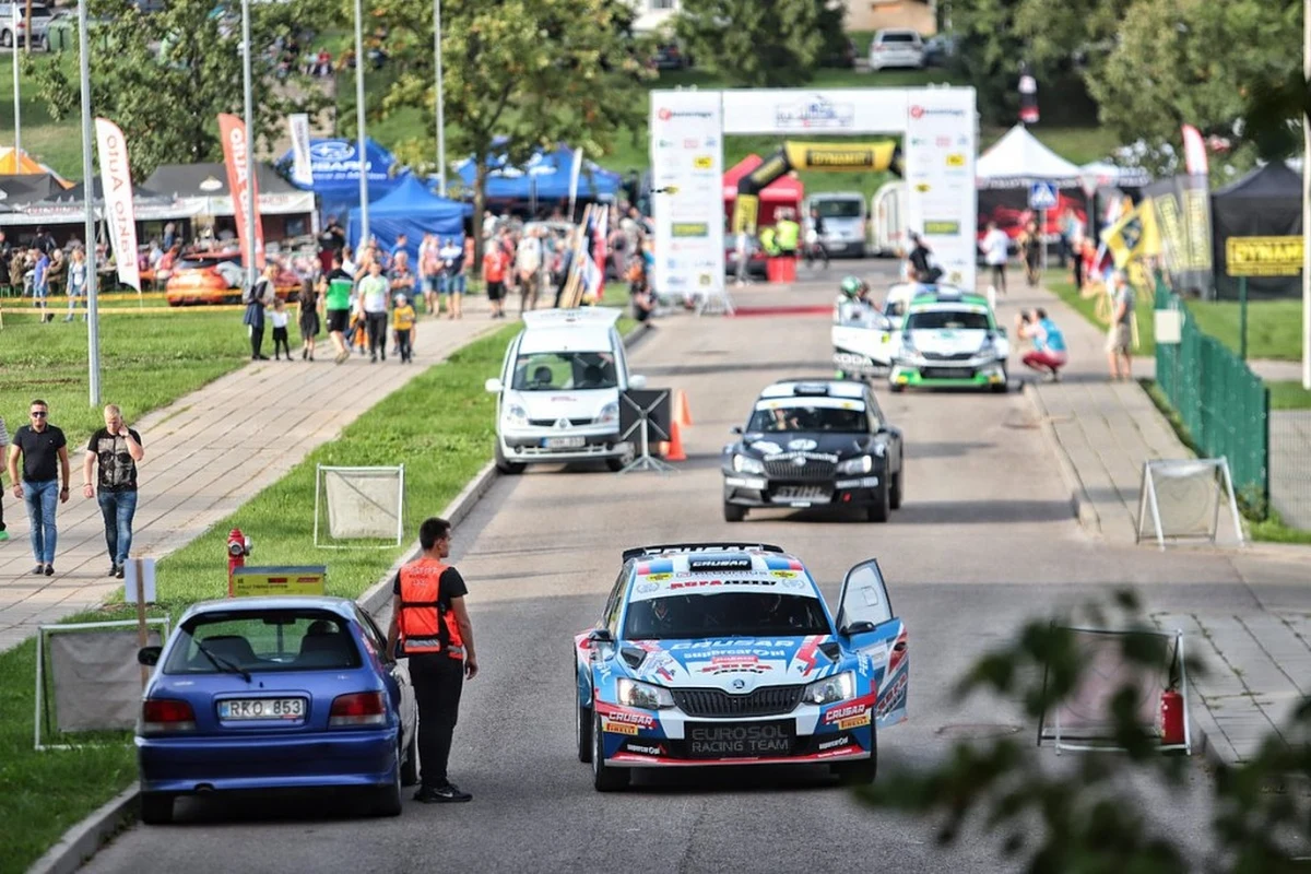 Dużą niespodziankę podczas Rajdu Elektreny na Litwie sprawiła załoga Skody Fabii R5: Mikołaj Marczyk i Sebastian Gospodarczyk. Panowie wygrali przedostatnią rundę Rajdowych Samochodowych Mistrzostw Polski! To tym bardziej zaskakujące, że litewska rywalizacja była pierwszym w karierze poważnym szutrowym rajdem Mikołaja Marczyka, który do tej pory startował tylko na asfalcie. Cały Rajd Elektreny wygrał niestartujący w mistrzostwach Polski Rosjanin na łotewskiej licencji Nikołaj Griazin.