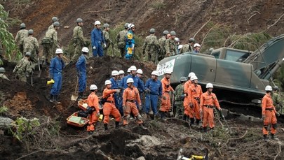 ​W Japonii wciąż przeszukują gruzy. Liczba ofiar rośnie